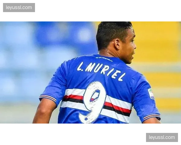 里斯身披梦想队5号球衣首秀:亚特兰大球迷的热情欢迎 里斯身披梦想队5号球衣首秀:亚特兰大球迷的热情欢迎